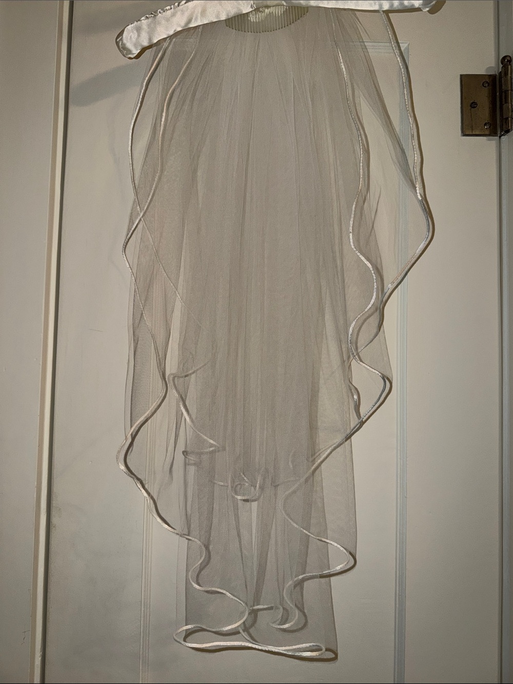 Bridal Veil, White Tulle 2-layer, Satin Edge Trim, 4” Comb, Elbow Length, New - Picture 3 of 8
